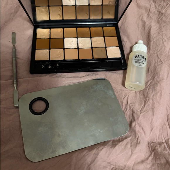 RCMA Makeup Foundation Palette - Black - Picture 2 of 3